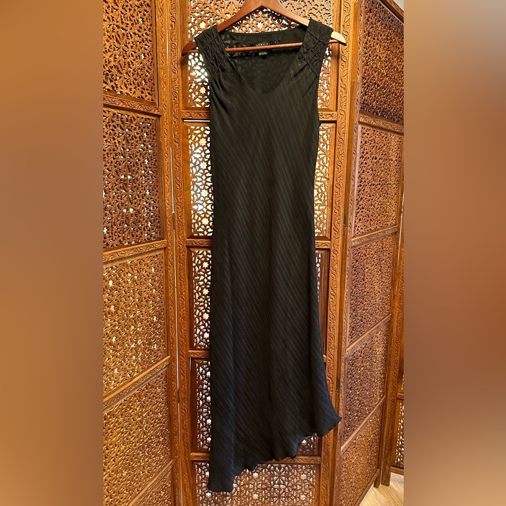 🚺 Perry Ellis black silk vneck dress with asymmetrical hemline